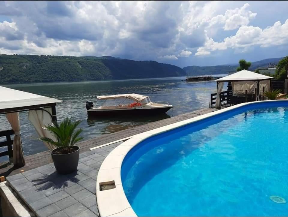 New Exclusive Hotel Ieşelniţa Kültér fotó
